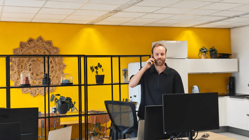 Robin aan het bellen op kantoor
